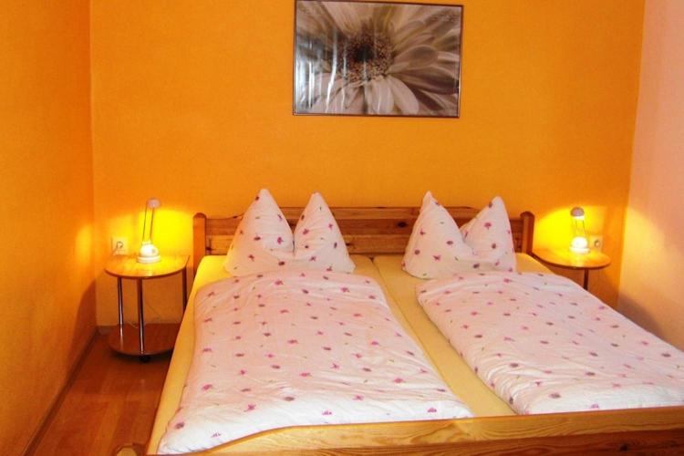 Postel nebo postele na pokoji v ubytování Cosy Apartment in Weißig with Garden