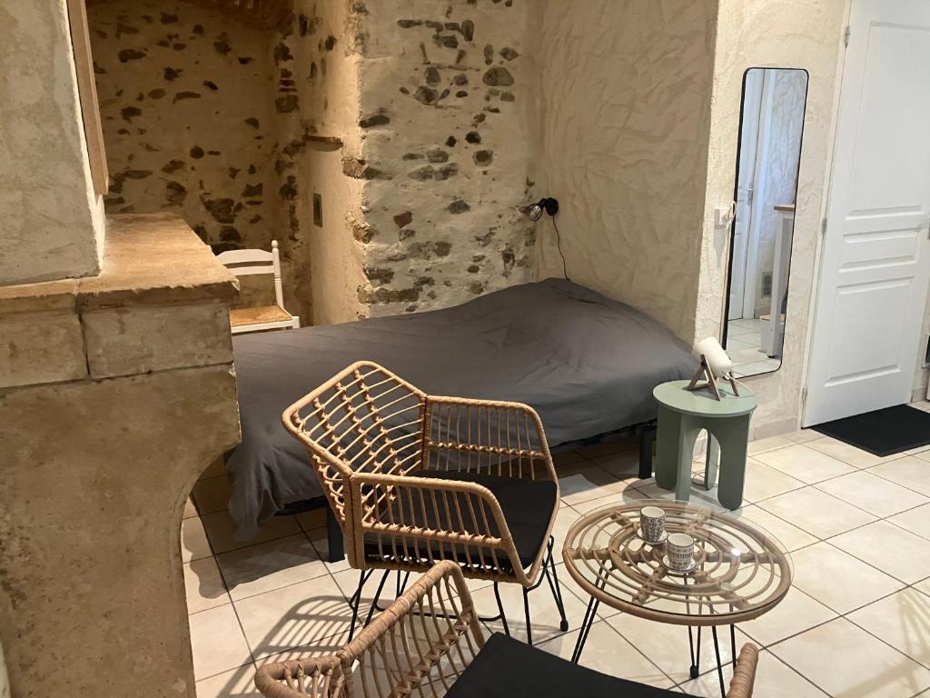 une chambre avec un lit, des chaises et une table dans l'établissement Studio Vienne centre historique, à Vienne