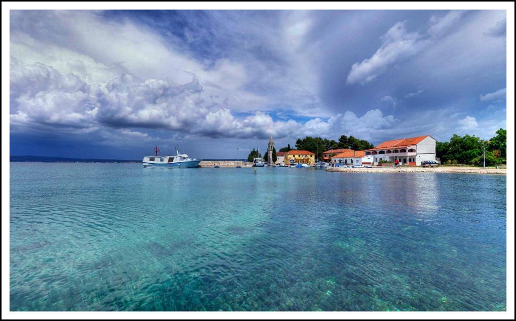 una vista de una gran masa de agua con casas en Apartments MARE, en Ždrelac
