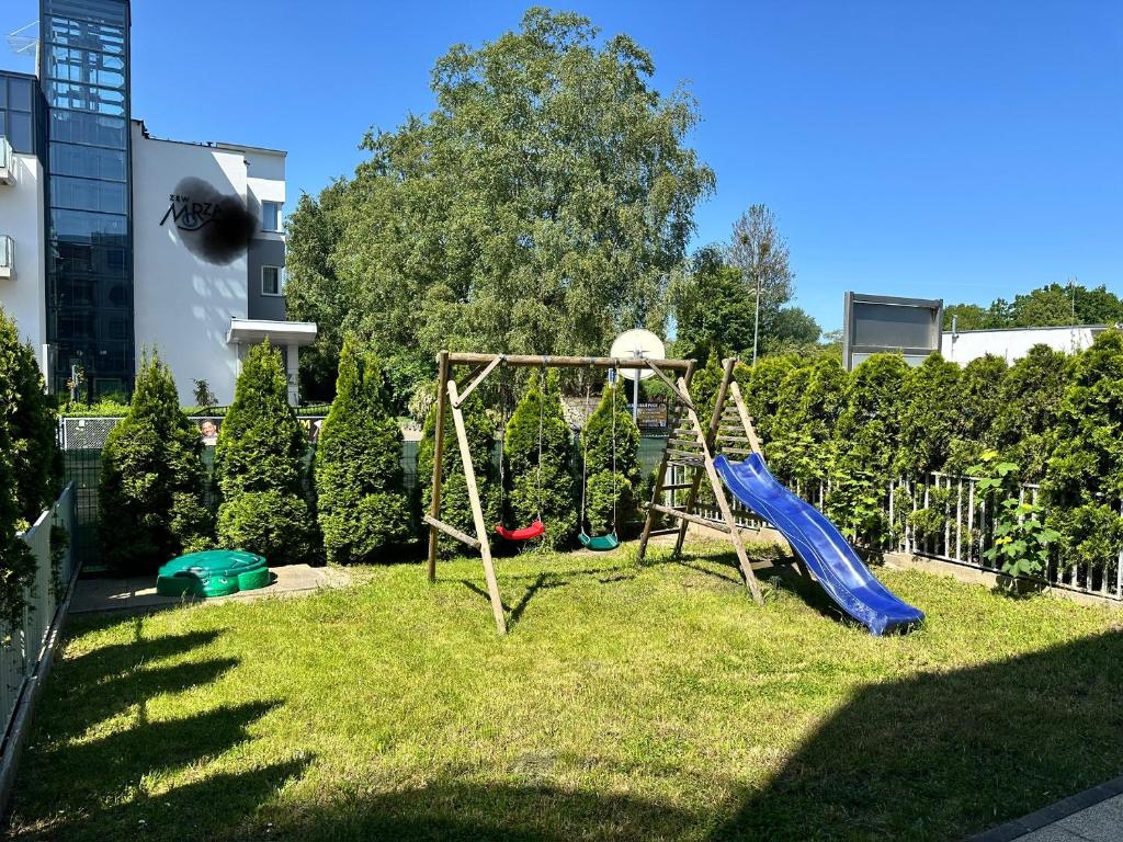 Plac zabaw dla dzieci w obiekcie Amko Style Apartamenty Nord 8 z ogródkiem Willa Nord