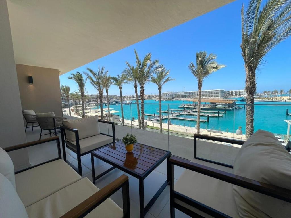 ein Wohnzimmer mit Blick auf das Wasser und die Palmen in der Unterkunft Sea View 3 Bedroom in Marassi North Coast Azur 207 in El-Alamein