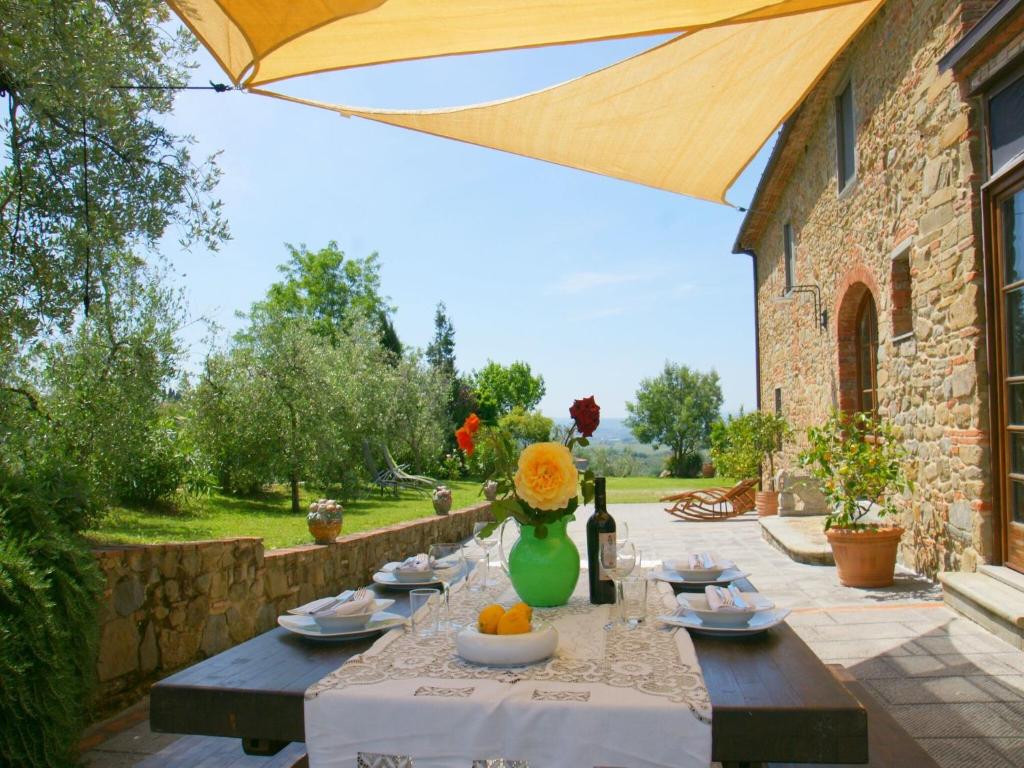 Vonkajšia záhrada v ubytovaní Beautiful Holiday Home in Vinci with Swimming Pool