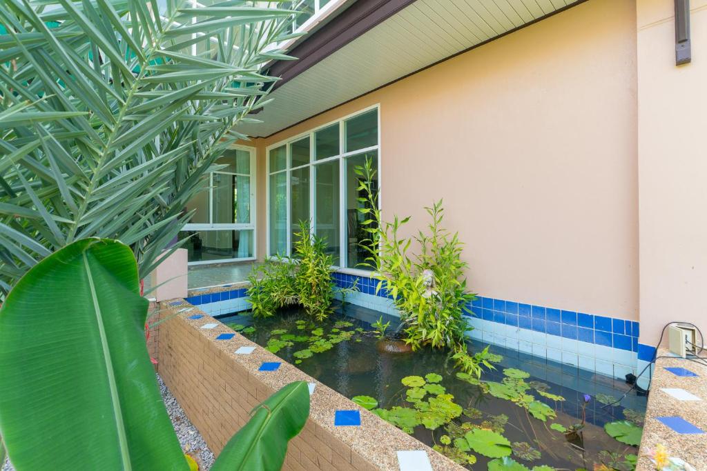 Bazén v ubytování Baan Faa Talaychan Resort nebo v jeho okolí