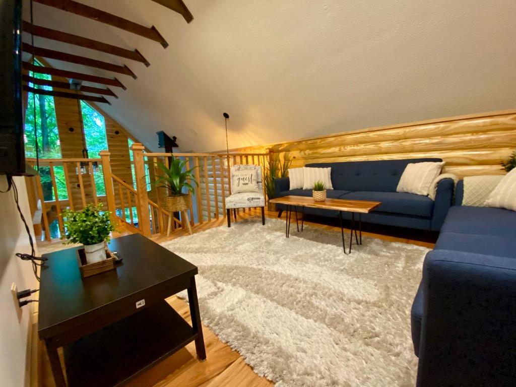 Uma área de estar em Lakeview Cabin in The Hideout