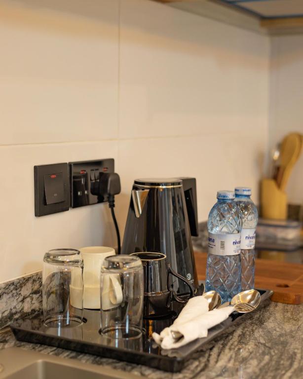 Příslušenství pro přípravu čaje a kávy v ubytování Sumix Hotel