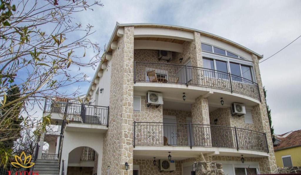 un bâtiment avec un balcon sur le côté dans l'établissement Lotos - family stan, à Bar