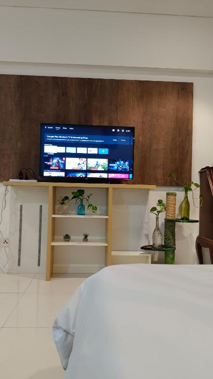 Summer Suites KLCC by CozyNest的电视和/或娱乐中心