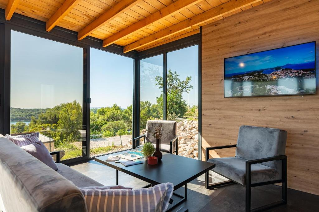 TV a/nebo společenská místnost v ubytování Sea view Lunesa by Vellaris, Luxury Mobile Home