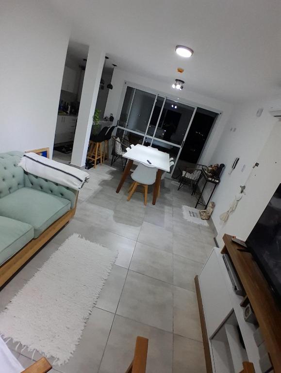 una sala de estar con un sofá y una mesa en Departamento ÚNICO, en Presidencia Roque Sáenz Peña