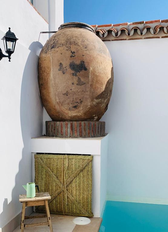 a large vase sitting on a shelf in a room at El Chorro del Granerillo in Cazalla de la Sierra