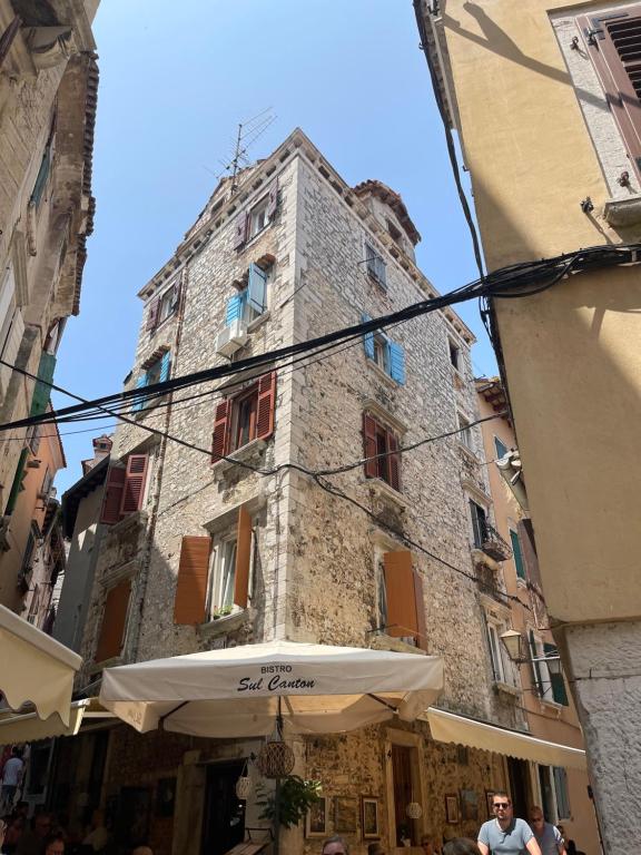 Το κτήριο όπου στεγάζεται  το διαμέρισμα