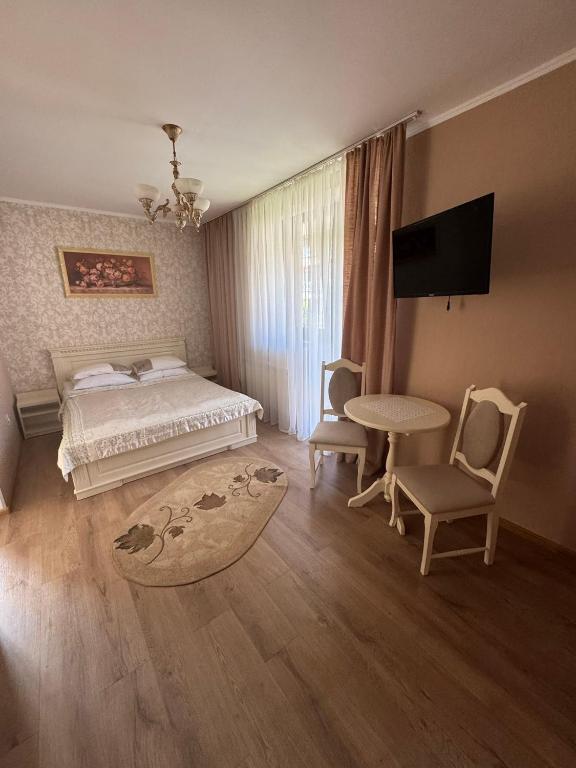 TV a/nebo společenská místnost v ubytování Сонячна Перлина