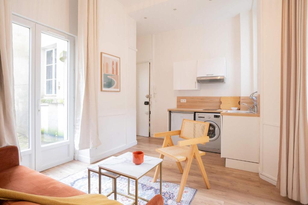 un salon avec un canapé et une table dans l'établissement Logement terrasse metro Pierre Lachaise - 3P, à Paris