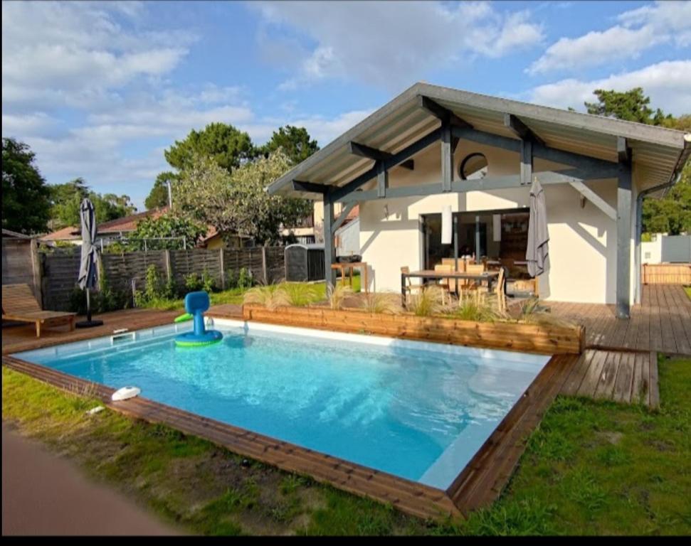 une piscine dans la cour d'une maison dans l'établissement Villa Voltaire, à Seignosse