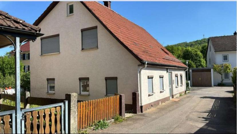 KönigsbronnにあるMonteurzimmer Königsbronn Dachgeschossの橙屋根の家