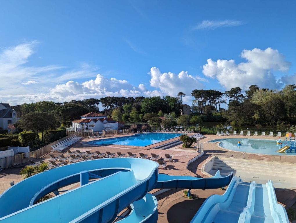 une vue d'une piscine dans un complexe hôtelier dans l'établissement Le goéland 2 piéces avec terrasse, 4 personnes, à Talmont-Saint-Hilaire