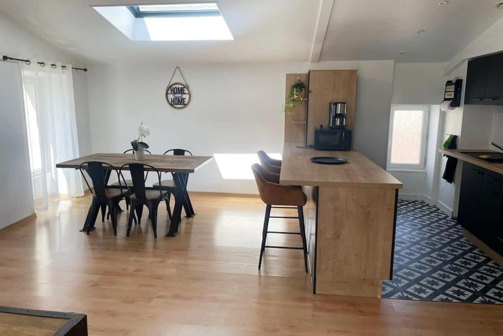 une cuisine et une salle à manger avec une table et des chaises dans l'établissement The Shelter of the Waves, à Salles-sur-Mer