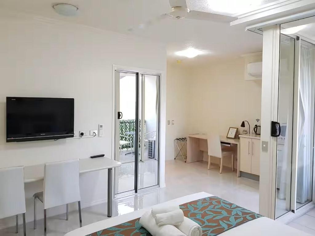 TV a/nebo společenská místnost v ubytování Park Regis Units Renew Best CBD, Top Value New Tile Floor