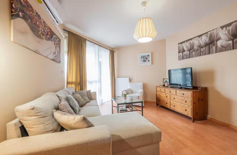 TV a/nebo společenská místnost v ubytování Comfy apartment at Puskas Stadion with balcony