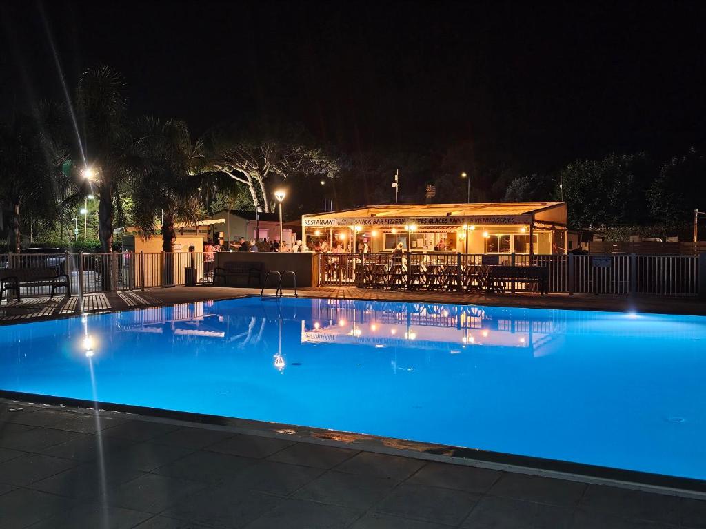 - une grande piscine avec un restaurant dans l'établissement Mobil Home piscine, proche plages, à Fréjus