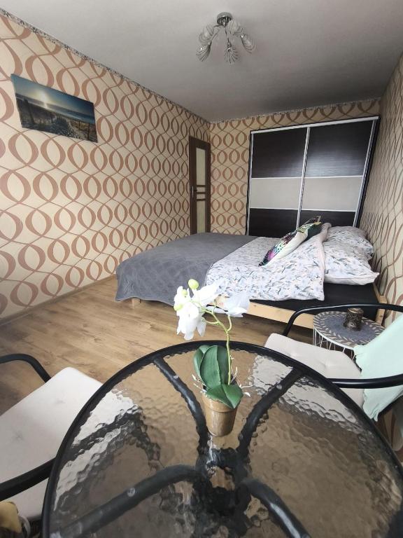 a room with a bed and a table with a table at Mieszkanie Jelenia in Jelenia Góra