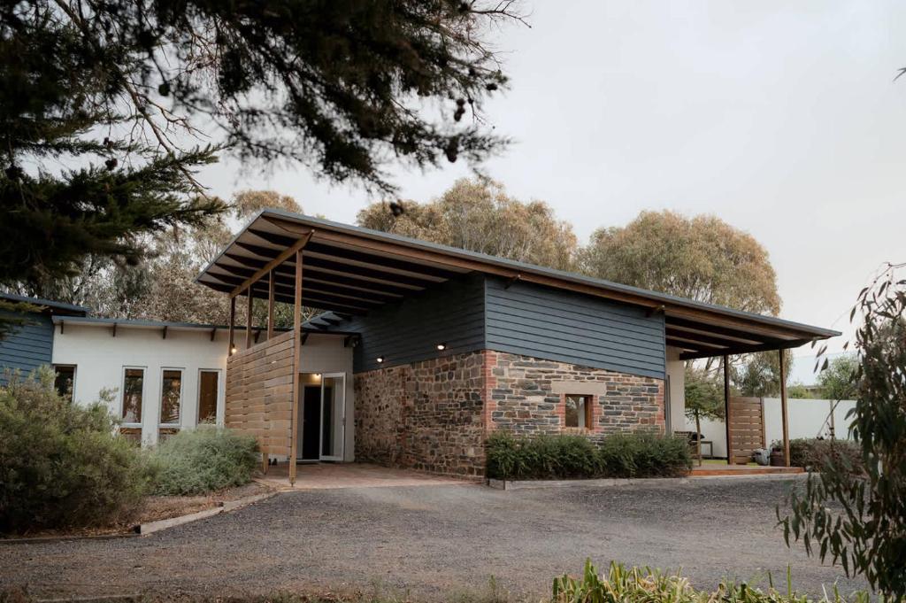 een vrijstaand huis met een gambrel dak bij Stylish Dairy Cottage by the Sea- Romantic Luxury in Port Elliot