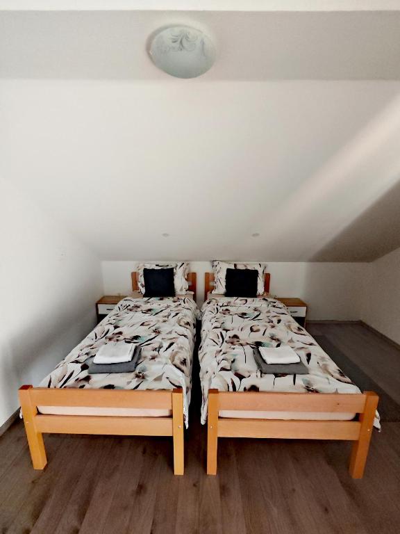 Posteľ alebo postele v izbe v ubytovaní Apartmani "Marina"