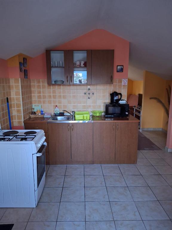 Kuchyňa alebo kuchynka v ubytovaní Villa Luketa