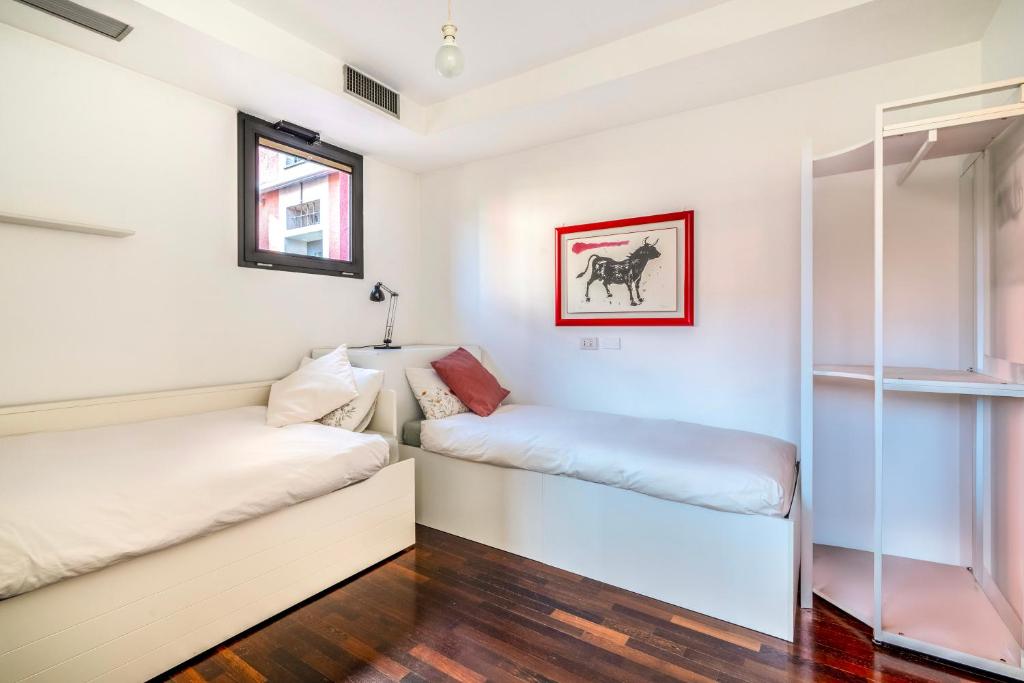 Letto o letti in una camera di RED LOFTY Milano- Loft moderno comodo per Ippodromo, San Siro, Rho Fiera-MiCo e Politecnico, parking