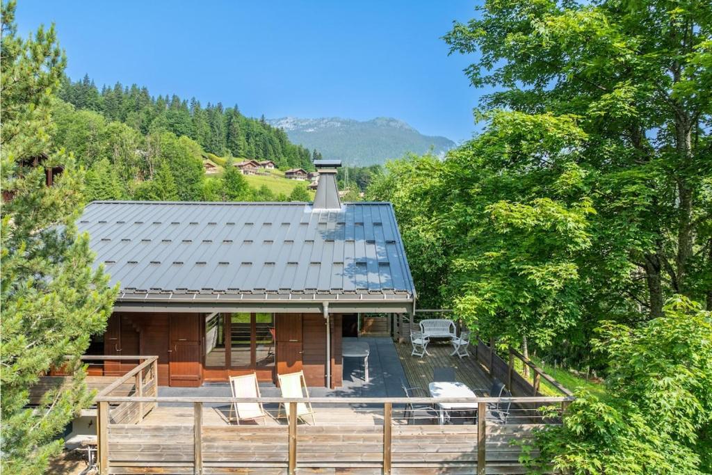 - une vue aérienne sur une maison avec une terrasse couverte dans l'établissement Chalet, Terrasse, Calme & Nature, à Saint-Jean-de-Sixt