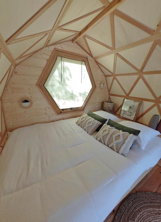 Postel nebo postele na pokoji v ubytování Camping de l'arche Roulotte géodésique