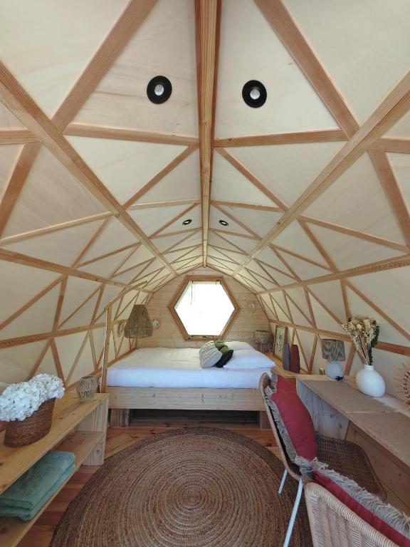 Postel nebo postele na pokoji v ubytování Camping de l'arche Roulotte géodésique
