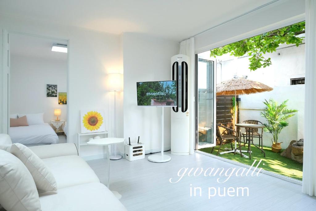 a living room with a white couch and a tv at busan in peum in Busan