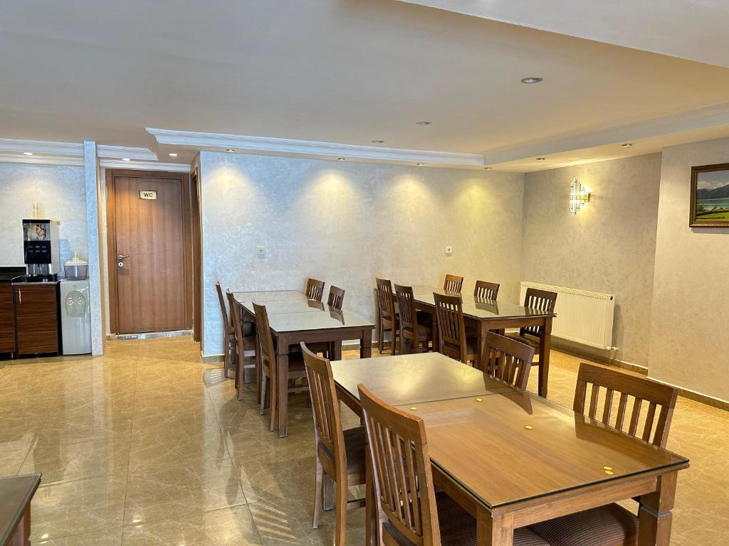A television and/or entertainment centre at Hotel Real Life