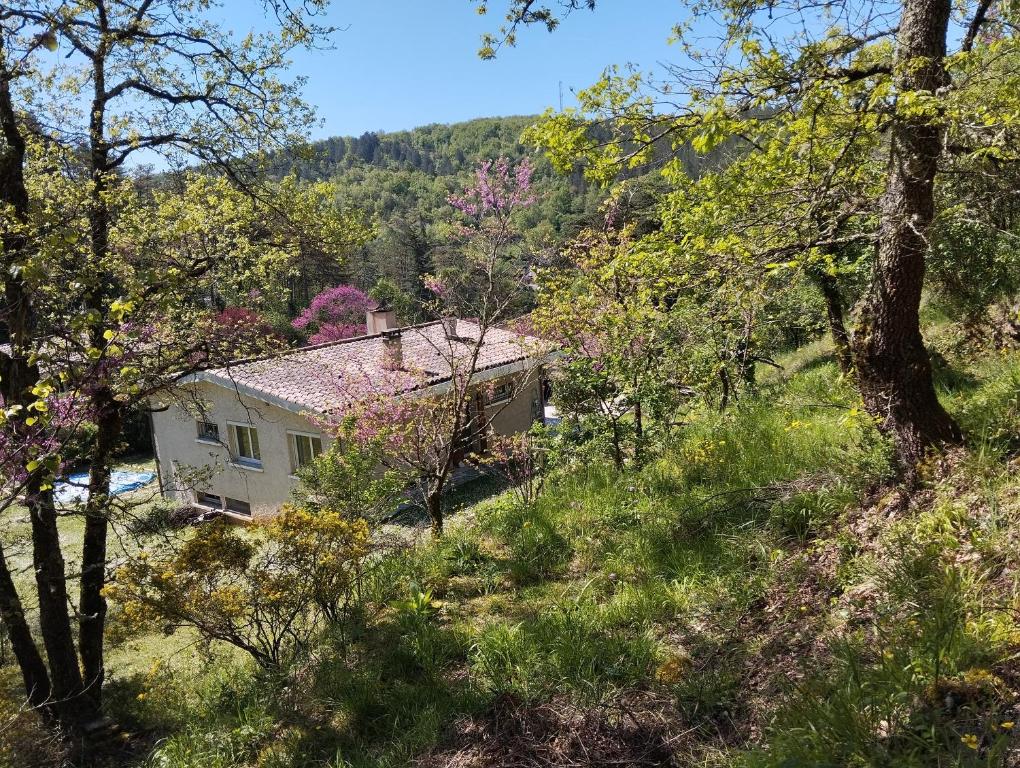 une maison au milieu d'une colline arborée dans l'établissement maison la ville a la campagne, à Cahors