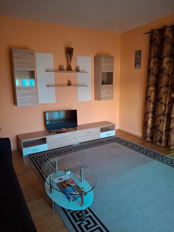 Televízia a/alebo spoločenská miestnosť v ubytovaní Villa Luketa