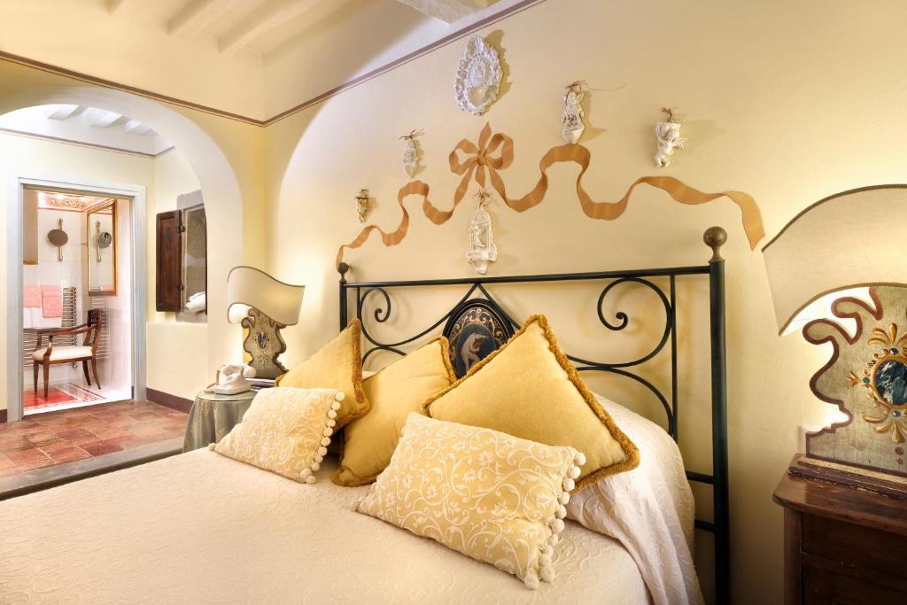 Łóżko lub łóżka w pokoju w obiekcie Il Falconiere Relais & Spa