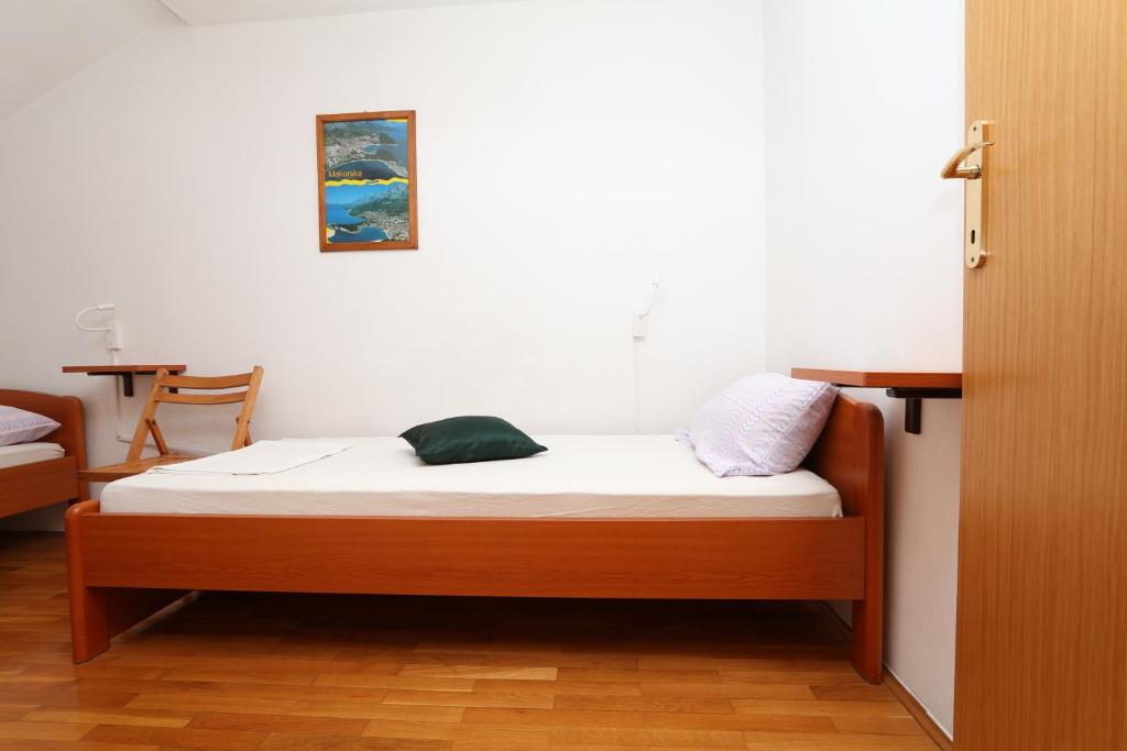 Simple Beach Apartment -no parking