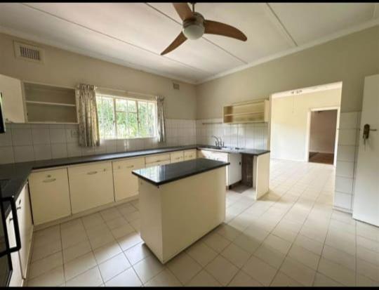 Η κουζίνα ή μικρή κουζίνα στο J & J Paradise Guest House