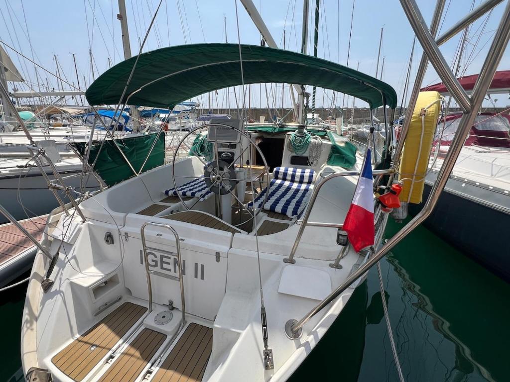 a boat is docked at a dock in a harbor at Voilier 36 pieds à Sète au Môle Saint Louis face au Mont Saint Clair in Sète