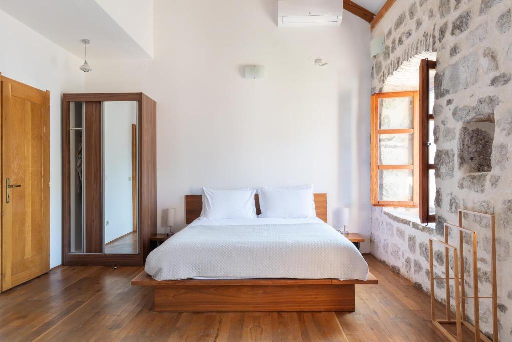 Tempat tidur dalam kamar di GuestHouse Mrshe Palace