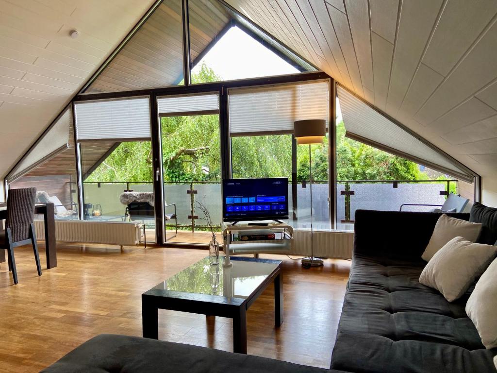 una sala de estar con un sofá y una mesa en Auszeitwohnung, en Lage