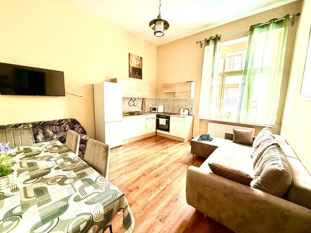 una sala de estar con un sofá y una mesa en Oasis Valley, en Karlovy Vary