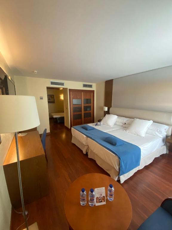 A bed or beds in a room at Hotel MS Maestranza Málaga