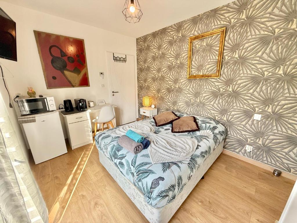 une chambre avec un lit et une cuisine dans l'établissement Studio Cosy - CLIM & Parking & WIFI, à Aucamville