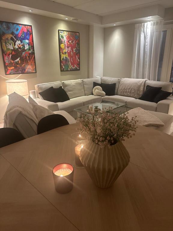 Modern and cozy apartment | Close to city center - Airbnb - Cozy Modern Apartments With City Skyline