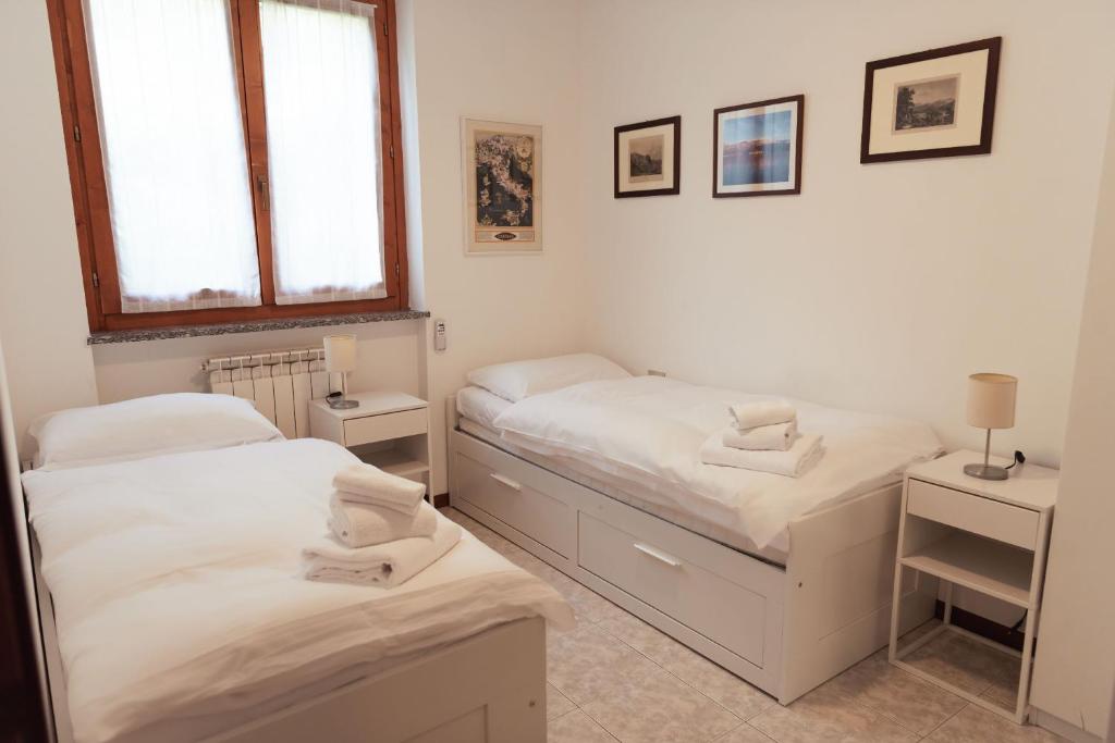 Postel nebo postele na pokoji v ubytování Vista Azzurra - Sala Comacina by LoveComo