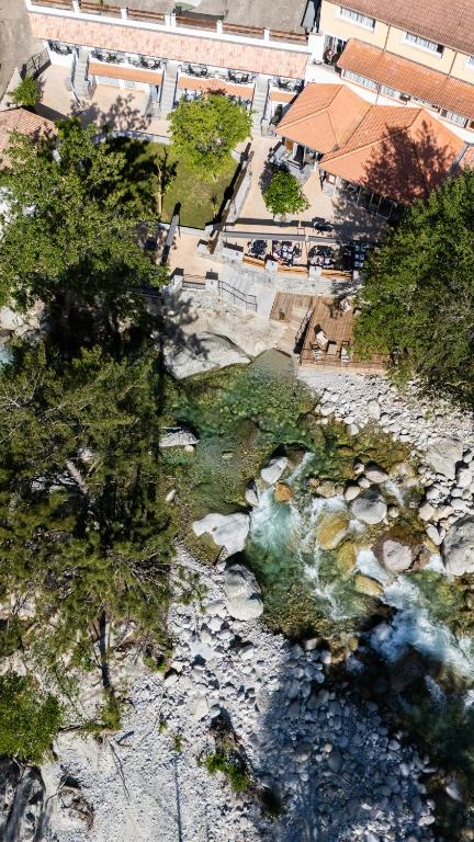 une vue sur une rivière avec des rochers et des arbres dans l'établissement Hotel Arena le Refuge, à Corte