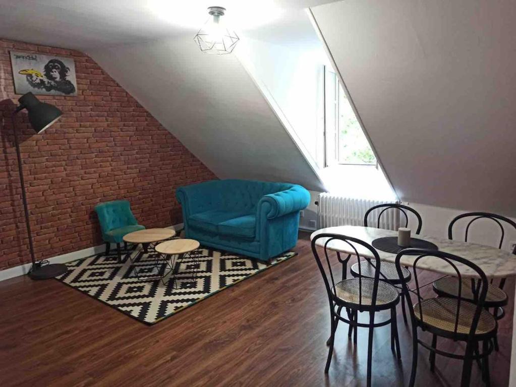 un salon avec une table et des chaises dans l'établissement 2 master suites Hypercentre de Troyes Les Halles, à Troyes