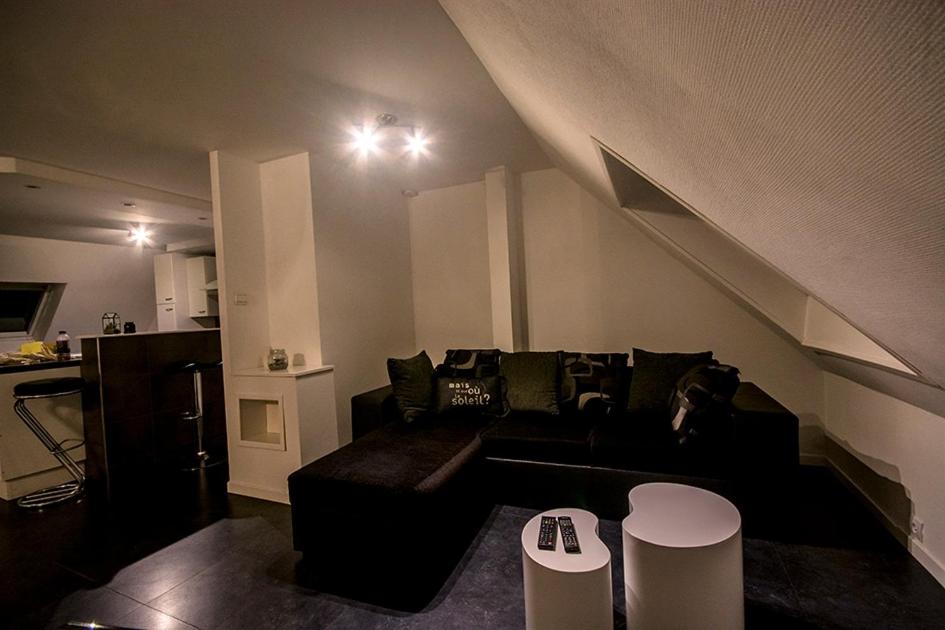 un salon avec un canapé noir et des tabourets blancs dans l'établissement Christiane and Danys cottage Nice apartment for 4 people, à Munster